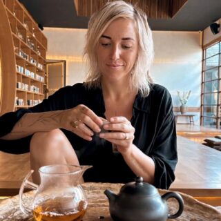 tea ceremony. 
a way to connect to mother earth through smelling her, tasting her, feeling her.
the most subtle plant medicine.
yet so potent, so graceful. 
slow down when you sit with her. 
and listen deeply to receive her guidance. 

—
tea portals in ubud with my love @portal_to_grace 𓂀
#teaceremony #teameditation